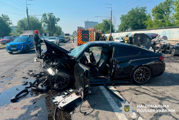 Серйозна аварія зі смертельними наслідками в Києві: 21-річному кермувальнику повідомлено про підозру 14 Серйозна аварія зі смертельними наслідками в Києві: 21-річному кермувальнику повідомлено про підозру 12