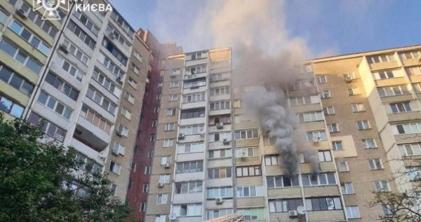 Пожежа в Києві: жінка випала з балкона палаючої квартири, рятуючись
