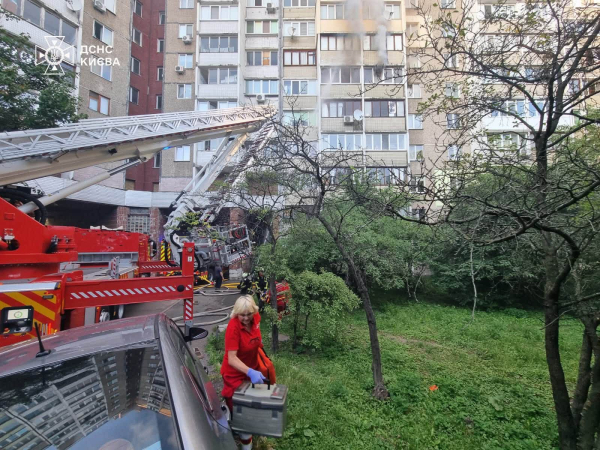 Пожежа в Києві: жінка випала з балкона палаючої квартири, рятуючись 8 Пожежа в Києві: жінка випала з балкона палаючої квартири, рятуючись 8